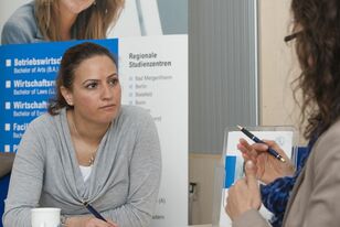 Fernstudium-Beratungsgespräch-im-Studienzentrum