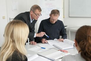 Fernstudium-Präsenzveranstaltung-in-kleiner-Gruppe