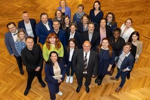 Gruppenbild des 25-köpfigen Organisationsteams der HFH-Absolventenfeier, von schräg oben fotografiert.