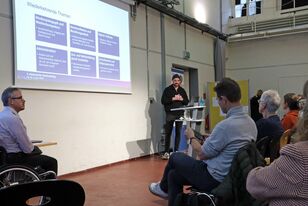 Workshop mit Sprecher an Pult