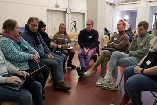 Workshop-Teilnehmende diskutieren