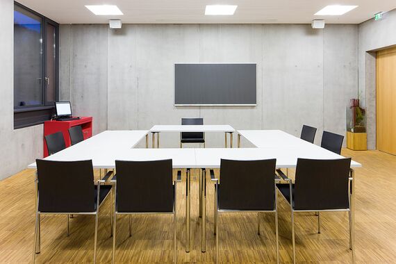 Innenaufnahme eines Konferenz- und Schulungsraums im HFH-Studienzentrum Feldkirch