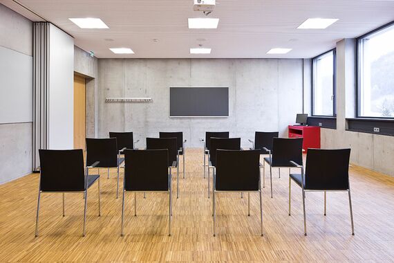 Innenaufnahme eines Schulungsraums im HFH-Studienzentrum Feldkirch