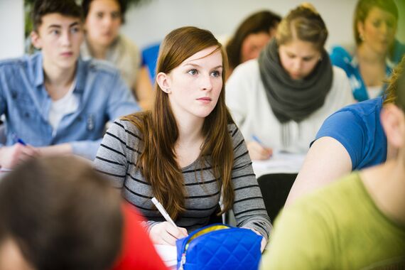 Fernstudium-aufmerksame-Studentin-in-einer-Präsenzveranstaltung