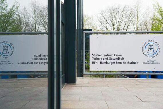 Fernstudium-Schild-am-Eingang-des-Stuidenzentrums
