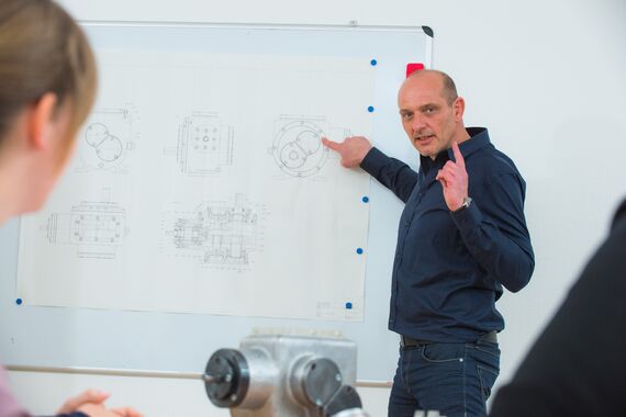 Fernstudium-Lehrender an Whiteboard