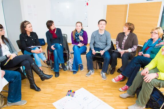 Fernstudium-Studierende-sitzen-im-Kreis