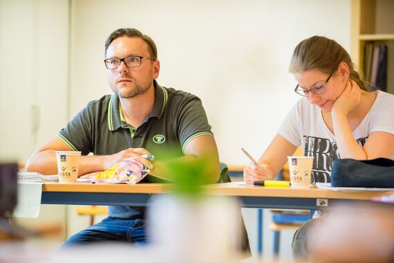 Fernstudium-Student-in-einer-Präsenzveranstaltung