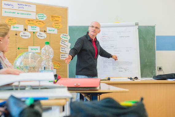 Fernstudium-Dozent-erläutert-Stoff-an-einem-Beispiel