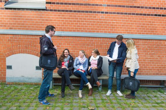 Fernstudium-Pause-während-einer-Präsenzveranstaltung-im-Freien