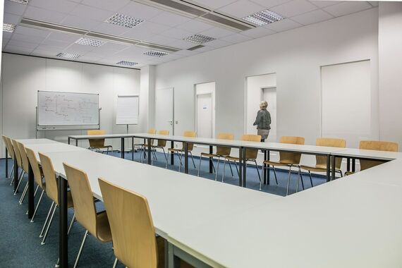 HFH-Fernstudium München Technik und Wirtschaft Innenraum Tische und Stühle