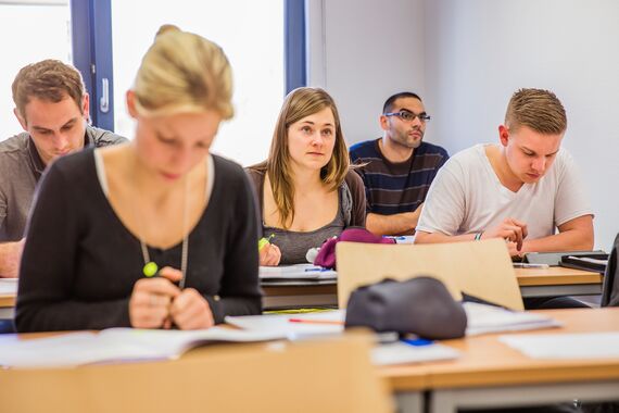 konzentrierte-Studenten-in-einer-Präsenzveranstaltung