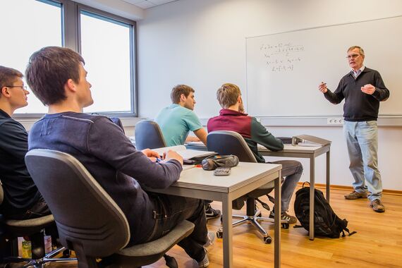 Ein-Dozent-erklärt-den-Studenten-den-Modulinhalt