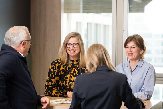 Armin Metzger, Christine Müller, Katharina Giebelen und Isabelle Dinter vom Studienzentrum München Technik und Wirtschaft im Gespräch