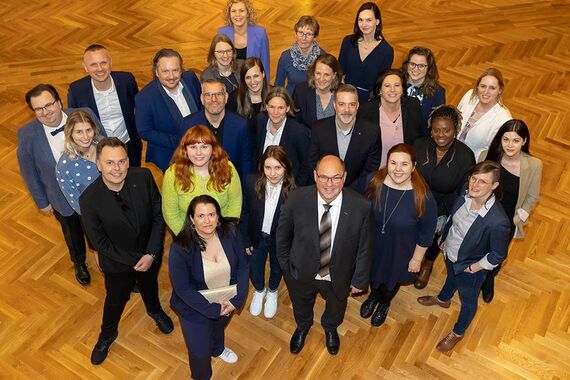 Gruppenbild des 25-köpfigen Organisationsteams der HFH-Absolventenfeier, von schräg oben fotografiert.