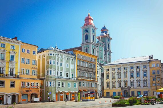 Hauptplatz bei Sonnenschein in Linz mit dem Alten Dom (Ignatiuskirche) im Hintergrund, Österreich
