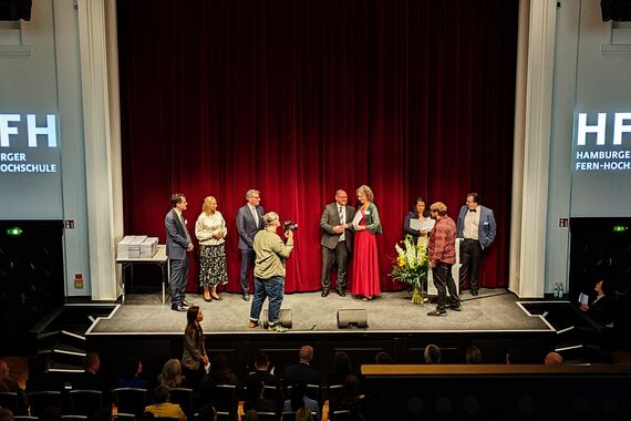 Bühne im Festsaal des Curio-Hauses mit Gratulationen