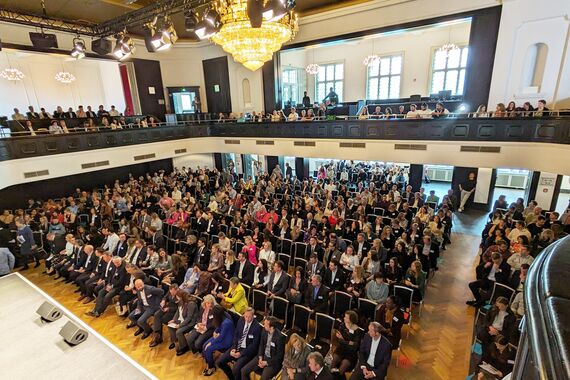 Blick in den vollbesetzten Festsaal des Hamburger Curio-Hauses mit Absolvent:innen der HFH und ihren Begleitungen.