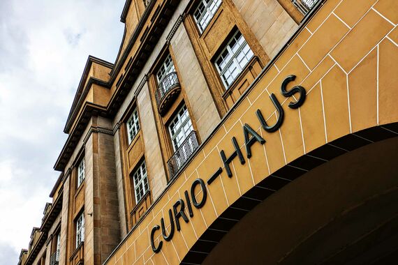 Schriftzug "Curio-Haus" auf der Fassade des Hamburger Curio-Hauses.