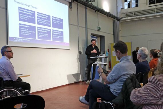 Workshop mit Sprecher an Pult