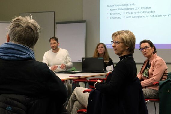 Workshop-Teilnehmende diskutieren