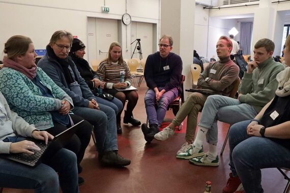 Workshop-Teilnehmende diskutieren