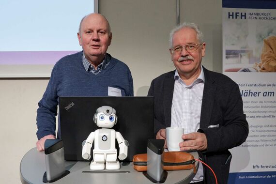 Heinrich Recken und Prof. Rascher mit kleinem Roboter