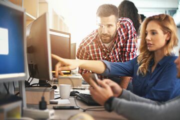 HFH-Fernstudium Bachelor Wirtschaftsinformatik Menschen vor Bildschirm bei der Arbeit