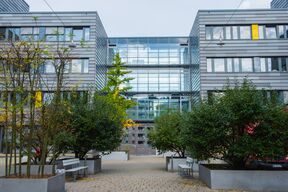 Fernstudium-Gebäude-des-Studienzentrums