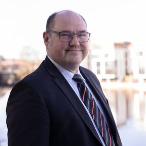 Portraitaufnahme von Prof. Dr. Lars Binckebanck vor der HFH 