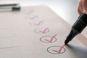 Papier mit Checkliste und Stift, der Felder abhakt