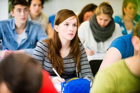 Studentin in einer HFH-Präsenzveranstaltung