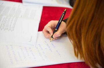 Studentin beim Lernen mit einem Studienbrief