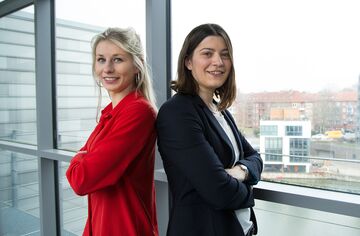 Anna Wanke (l.) und Mareike Riebel studieren den dualen Bachelorstudiengang BWL an der HFH.