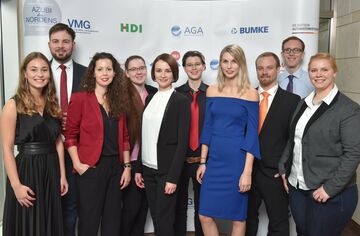 HFH-Mitarbeiterin Anna Wanke (4.v.l.) ist Azubi des Nordens 2018. Gruppenbild Preisträger Azubi des Nordens