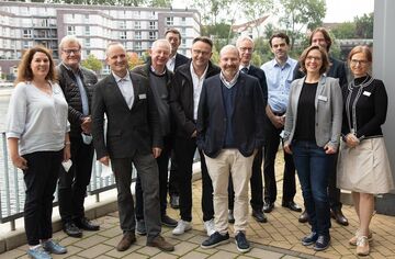 Gruppenfoto mit Verantwortlichen dänischer Wirtschaftsakademien und HFH-Verantwortlichen.
