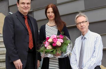 20jähriges Dienstjubiläum Dr. Tilka-Sophia von Kodolitsch-Jonas Frau Dr. von Kodolitsch-Jonas bekommt zu ihrem Dienstjubiläum einen Blumenstrauß überreicht
