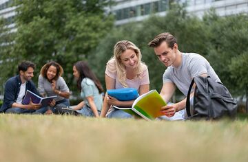 Studierende auf Wiese