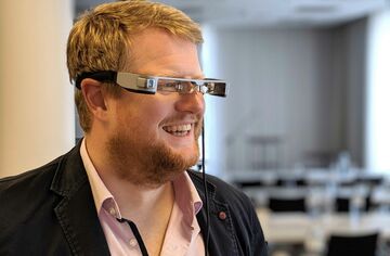 lächelnder Mann mit Augmented-Reality-Brille