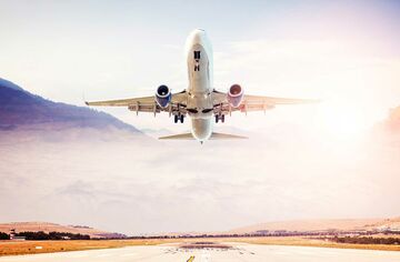 Ein startendes Passagierflugzeug von unten