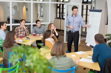 Dozent vor Studenten