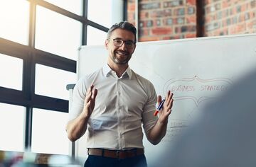 Businessman stehend vor Flipchart bei einer Präsentation