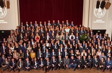 Gruppenfoto der Absolventinnen und Absolventen der HFH