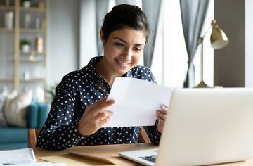 Junge Frau mit Notebook und Papier