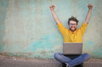 Studierende vor Laptop