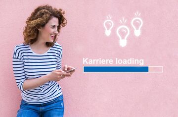 Lächelnde Frau mit Smartphone, daneben Balken "Karriere loading"