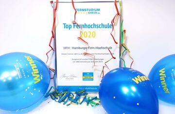 Zertifikat "Top Fernhochschule 2020" in Bilderrahmen mit Luftballons