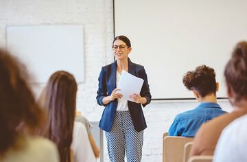 Dozentin doziert vor Gruppe Studierender