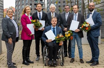 Gruppenbild mit acht Personen: HFH-Professoren, Präsident und Dekanen