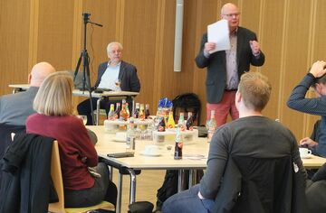 Fachleute diskutieren während eines wissenschaftliche Symposiums